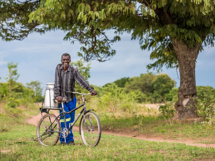 Pensionierter Lehrer und Landwirt Joseph fährt Milch zum Markt