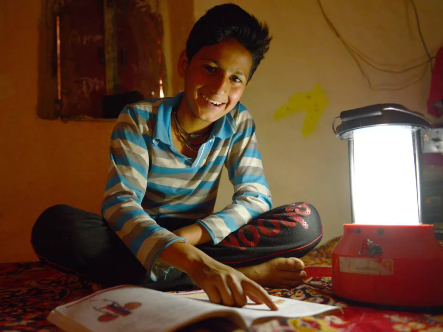 Junge in Indien mit Solarlampe