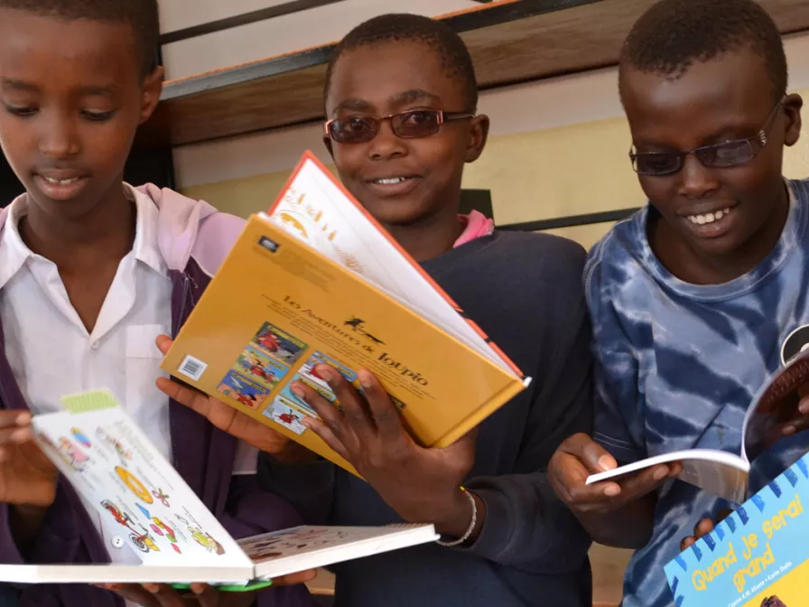 Durch Spenden konnten Unterrichtsmaterialien in Burundi erworben werden