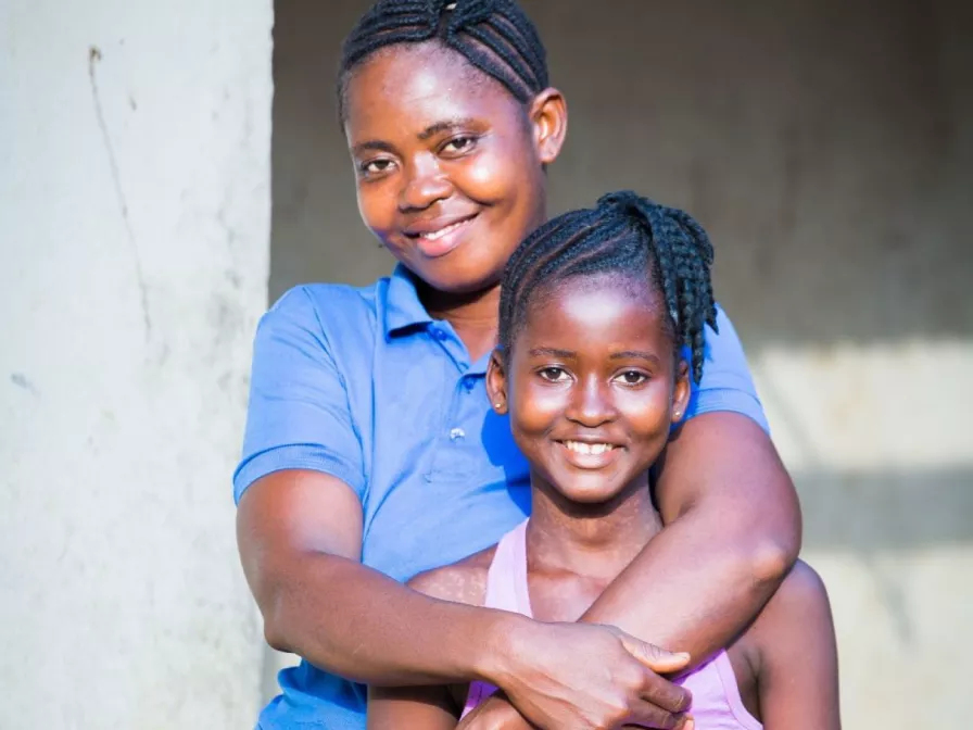 Patenkind Isata aus Sierra Leone mit ihrer Mutter