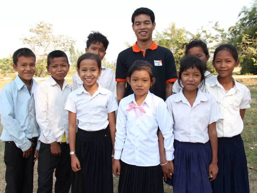 Ehemaliges Patenkind Lay Sinet mit Kindern in Kambodscha