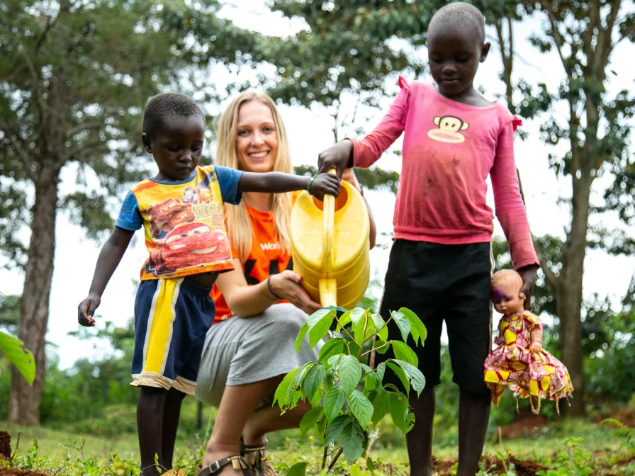 Jana Winkelsträter mit Kindern aus Kenia