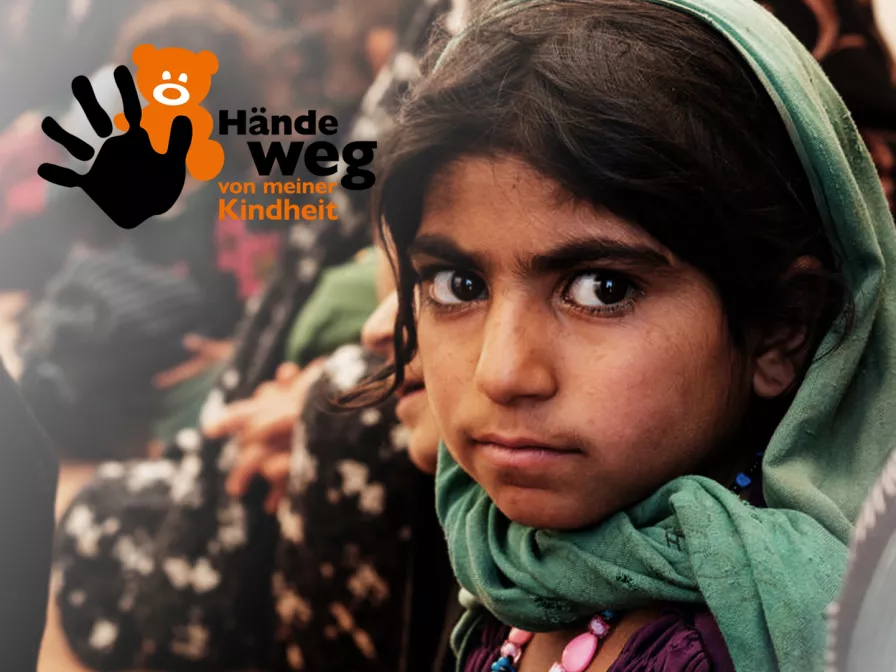 Mädchen mit grünem Kopftuch