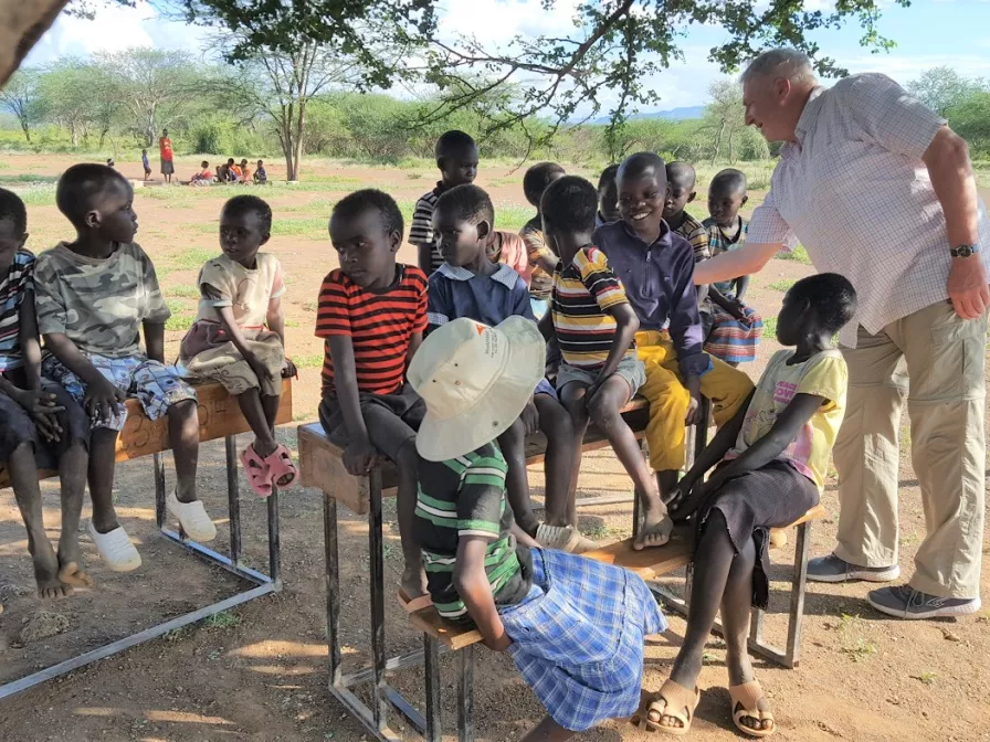 Karl-Heinz Zimmer trifft in Mondi (World Vision Projekt) Kinder in ihrer alten Schule, diese befindet sich im freiem unter einem Baum