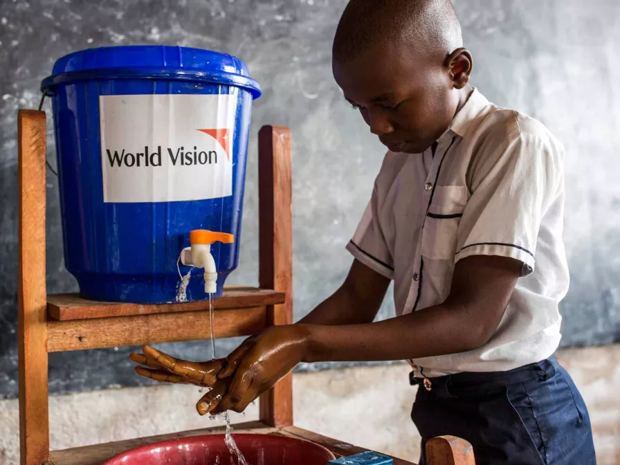 Junge wäscht seine Hände