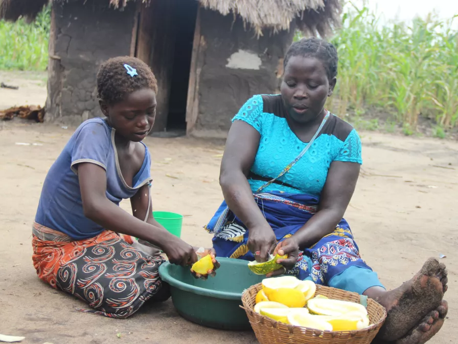 Hilfe für die Menschen nach Zyklon Idai: Mutter und Tochter kochen gemeinsam