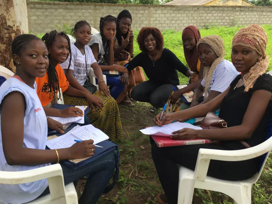 Von World Vision ausgebildete Mädchen und junge Frauen kämpfen gemeinsam mit  Sister Fa für die Abschaffung der Mädchen-Beschneidung  und für Kinderrechte im Senegal