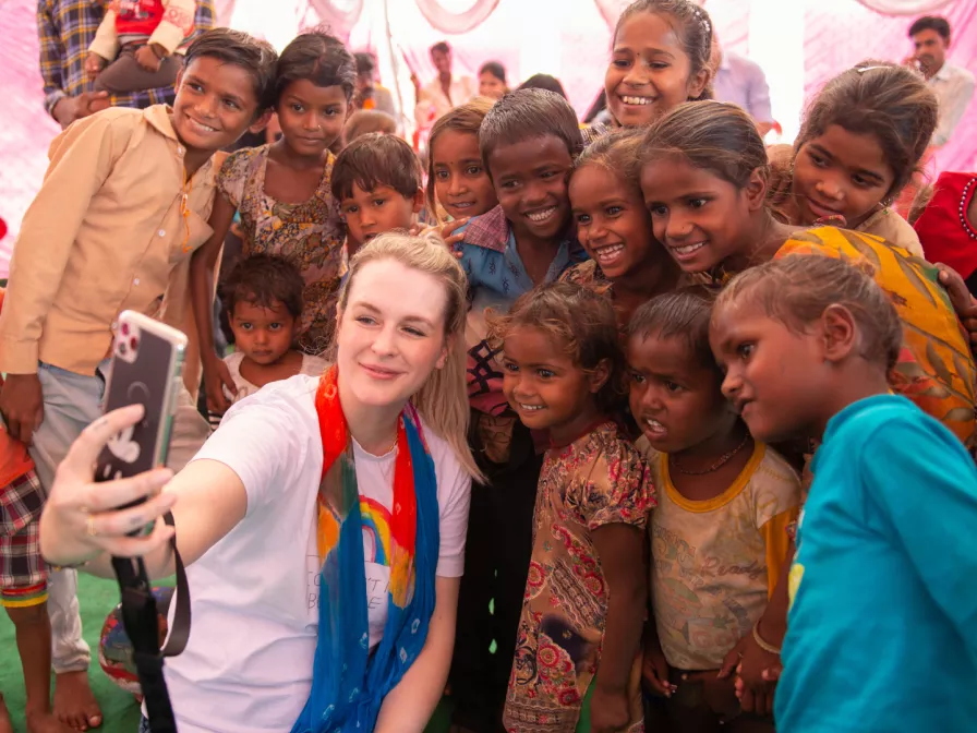 Influencerin Anna mit Kindern in Indien