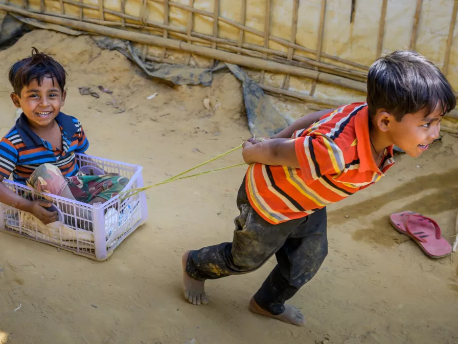 Rohingya-Kinder spielen Kutsche