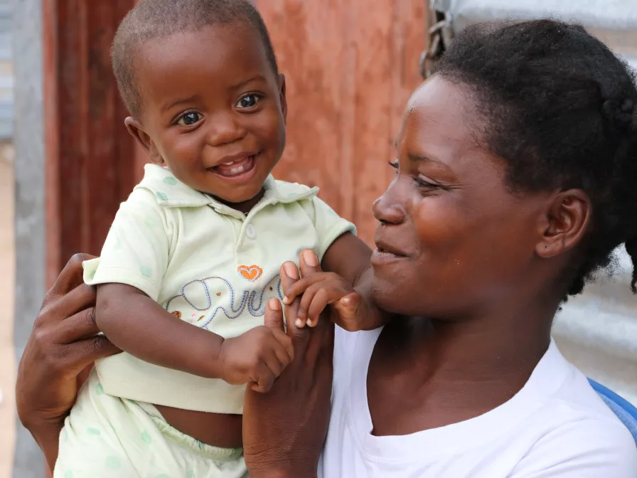Das von Unterernährung geheilte Baby Beto aus Angola spielt mit seiner Mutter