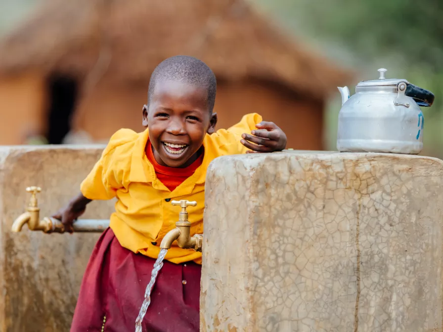 Cheru aus Kenia an der neu eingerichteten Trinkwasserstelle