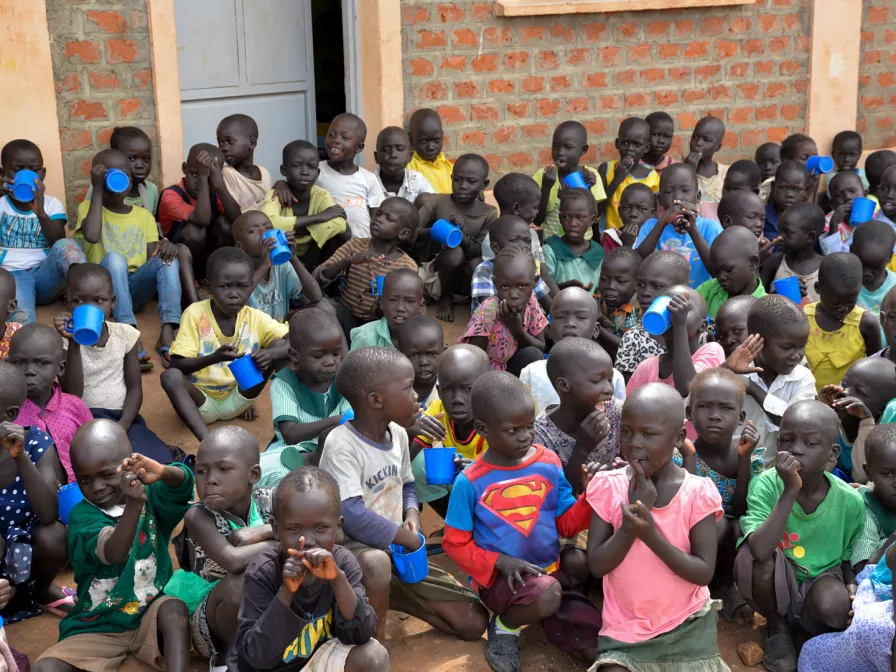 Kinder erhalten Notversorgung in denen von Corona betroffenen Gebieten in Afrika