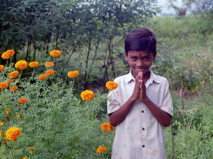 Grüßendes Kind in Indien