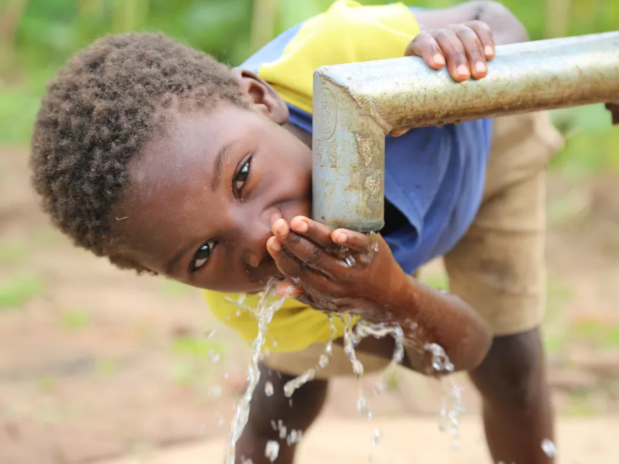 Junge am Wasserhahn in Malawi