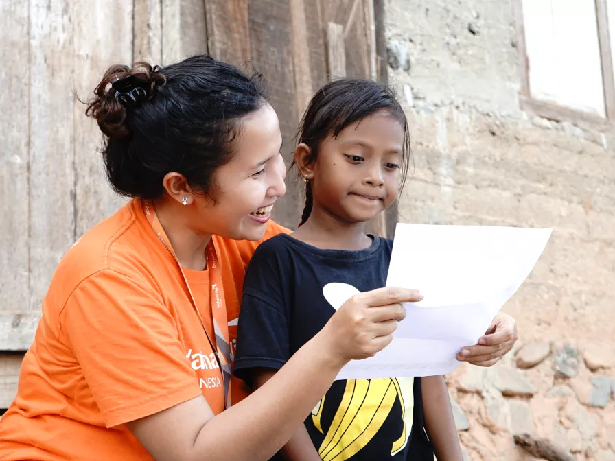 Patenkind Gwen aus Indonesien bekommt einen Brief ihres Paten