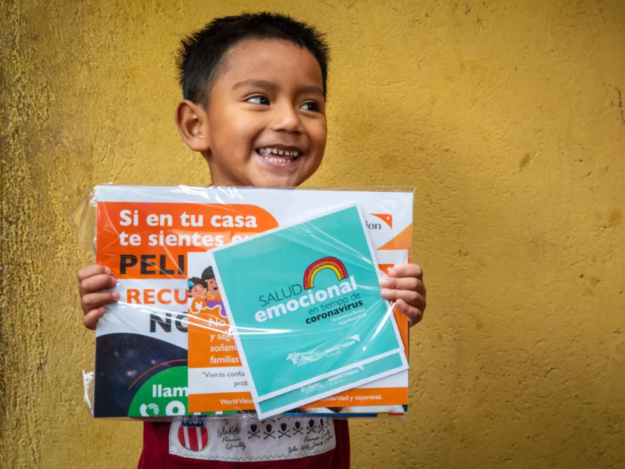 Patenkind aus Ecuador mit Lernmaterialien