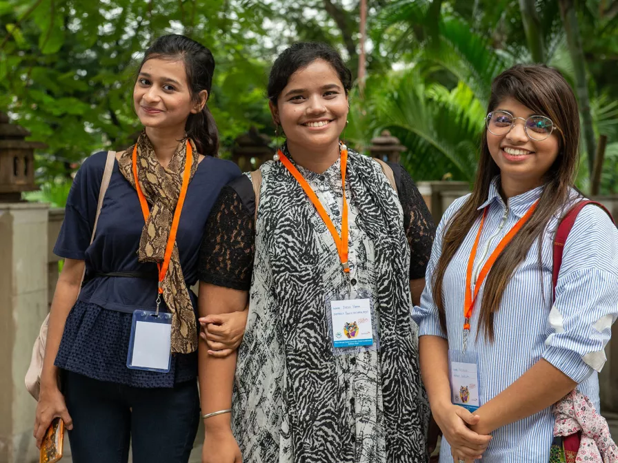 Drei Mädchen nehmen die Hilfe selbst in die Hand
