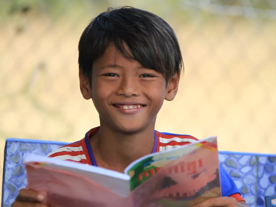 Lesender Junge aus Kambodscha