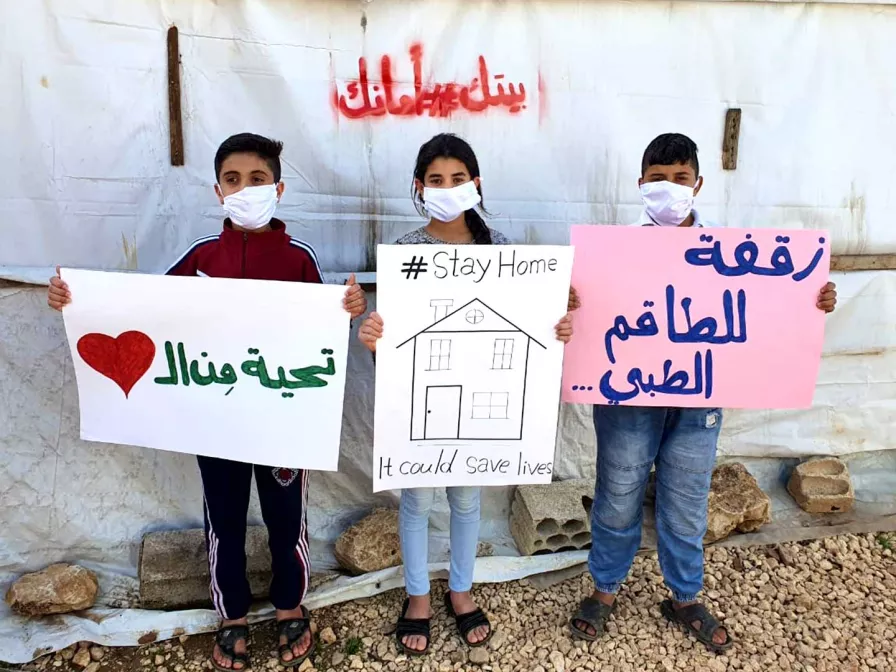 Flüchtlingskinder bitten andere, zuhause zu bleiben und bedanken sich beim Gesundheitspersonal