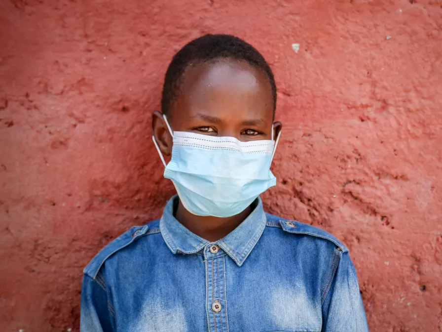 Kind mit Maske zum Schutz vor Corona