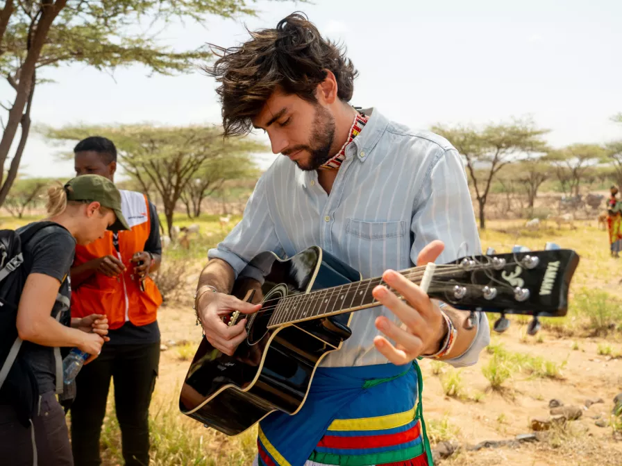 World Vision-Botschafter und Musiker Alvaro Soler in Kenia 