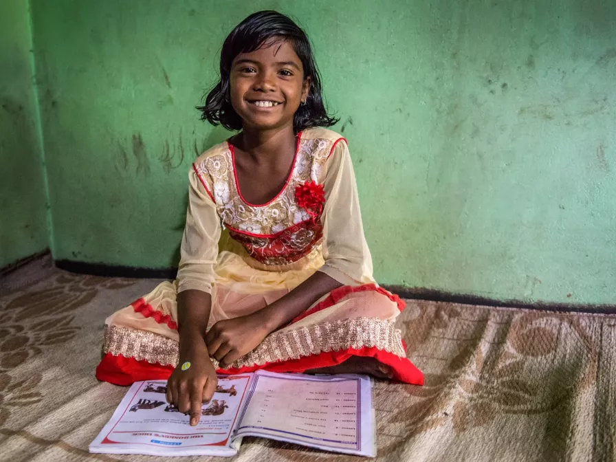 Mädchen aus Indien beim Lernen