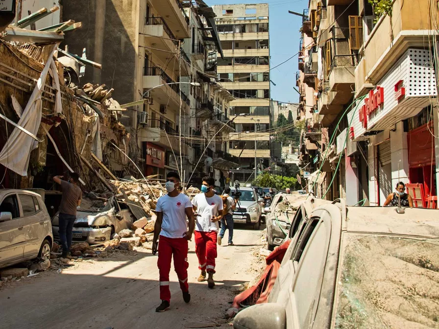 Hilfskräfte im Einsatz nach der Explosion in Beirut, Libanon
