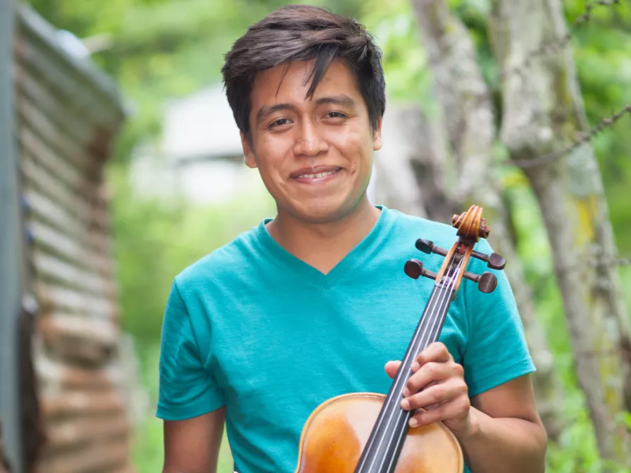 Gustavo aus Guatemala mit seiner Viola 