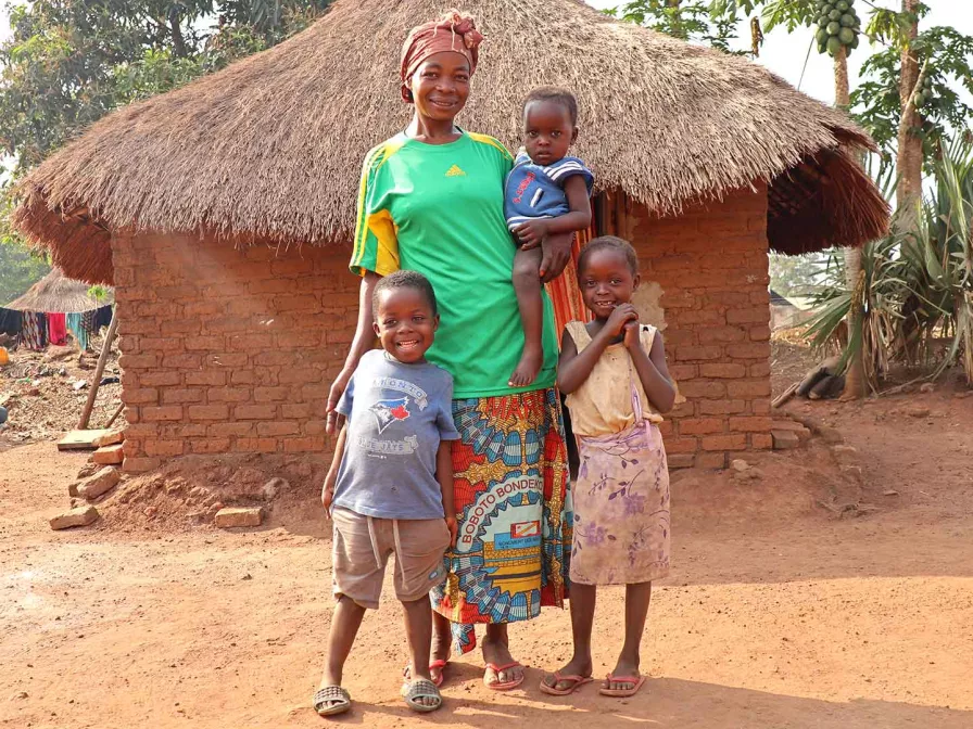 Marie mit ihren Kindern