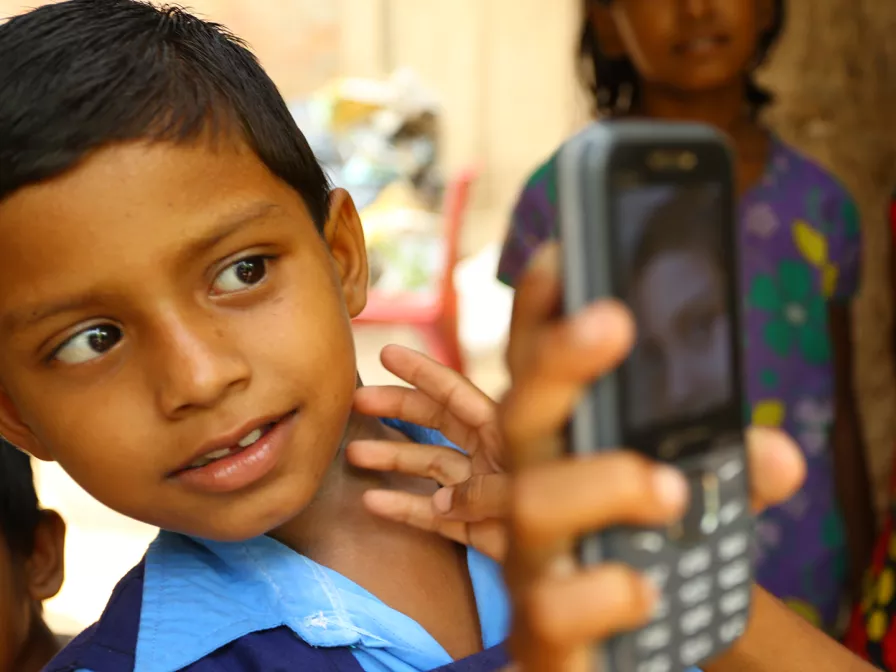 Ajmira kann dank des Mobiltelefons weiter Unterrichtet werden.