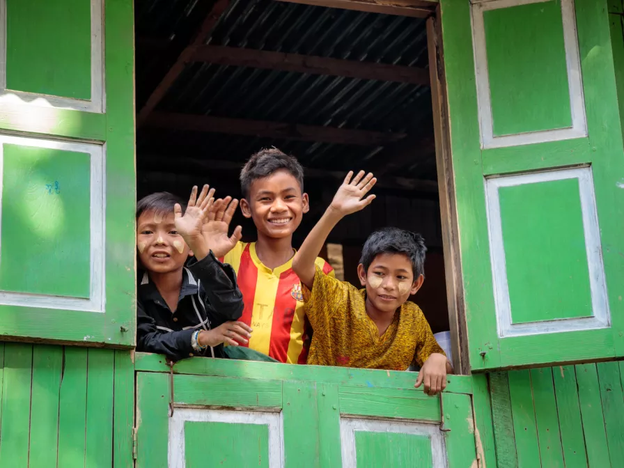 Drei Jungen in Myanmar