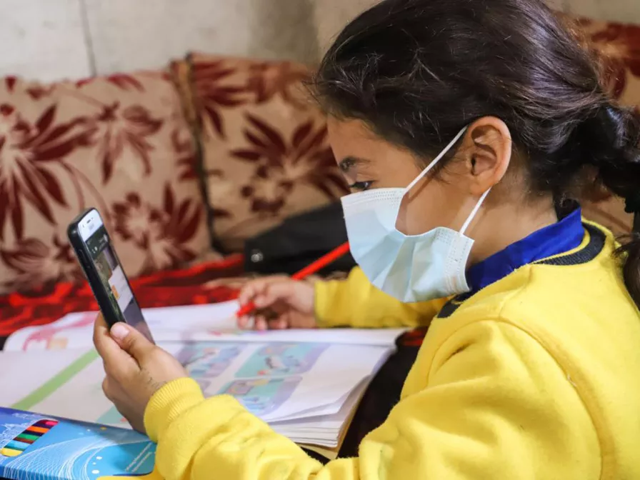 Das Telefon ihrer Mutter ist für die sechsjährige Souad im Libanon momentan die einzige Verbindung zur Schule. 