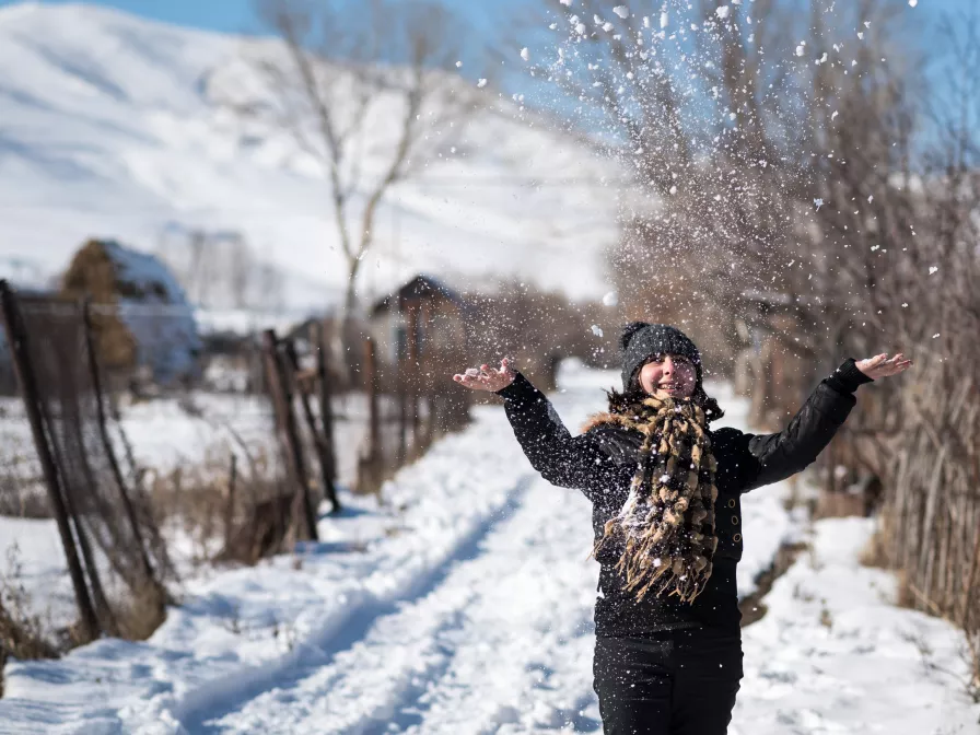 Mädchen in Armenien im Schnee