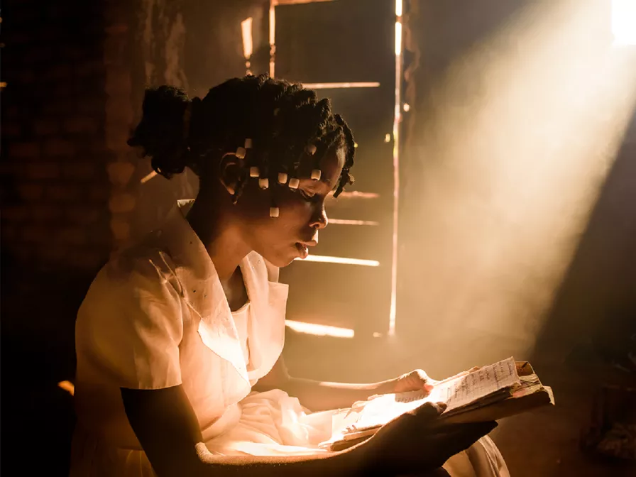 Mädchen liest im Sonnenlicht