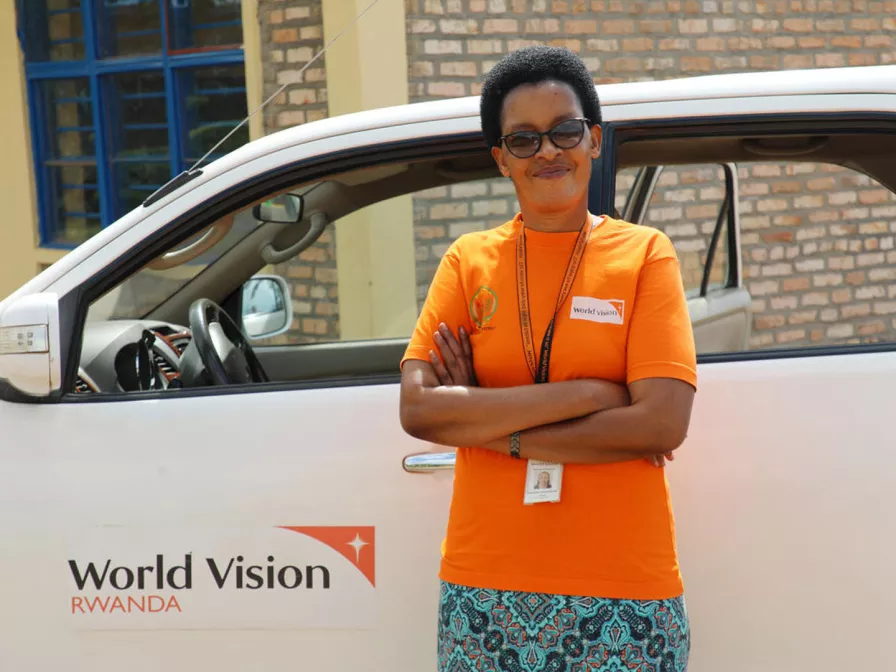 Claudine ist die erste weibliche Fahrerin in Ruanda