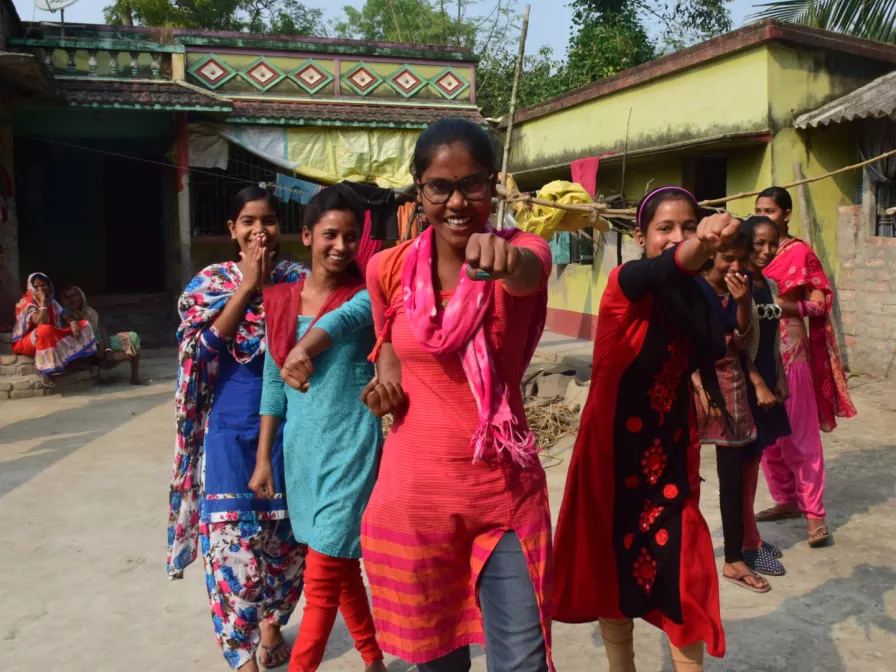 Mädchengruppe in Indien, die sich in Selbstverteidigung übt.