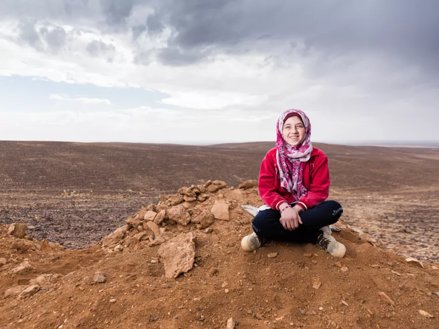 Mädchen in einer jordanischen Landschaft