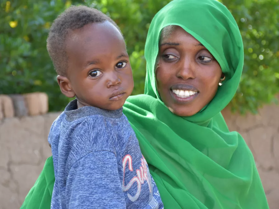 Mutter mit Kind im Sudan