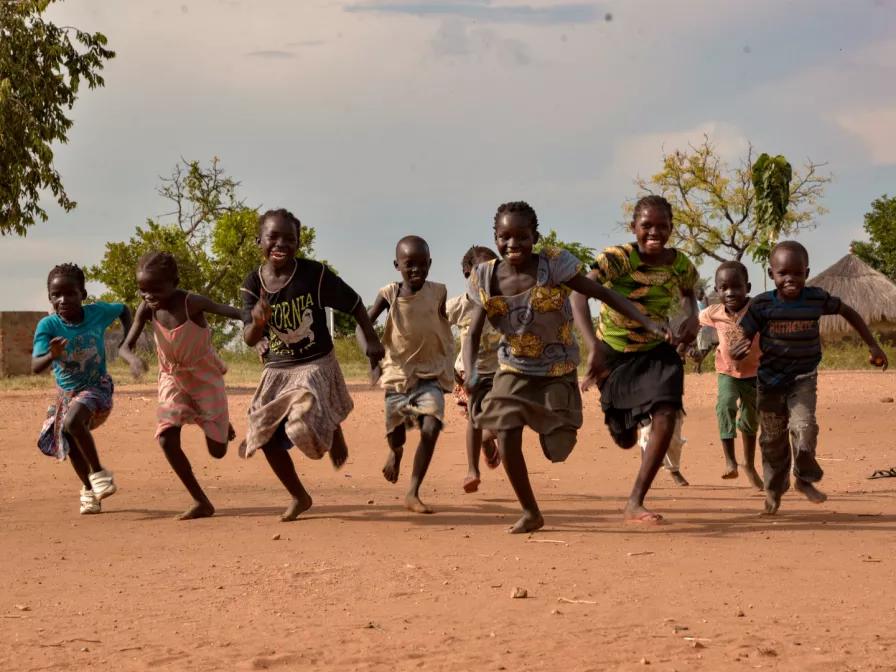 Rennende Kinder im Südsudan