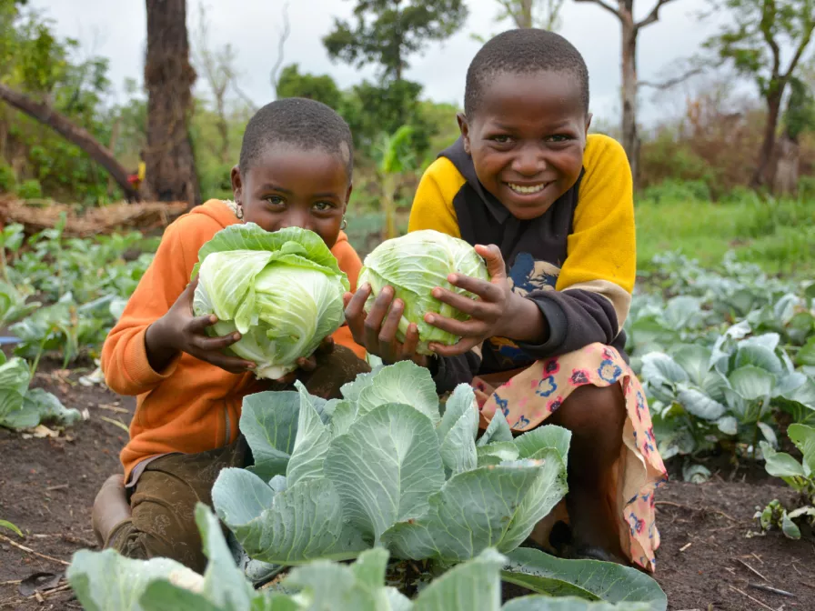 Zwei Kinder auf einem Feld im Südsudan