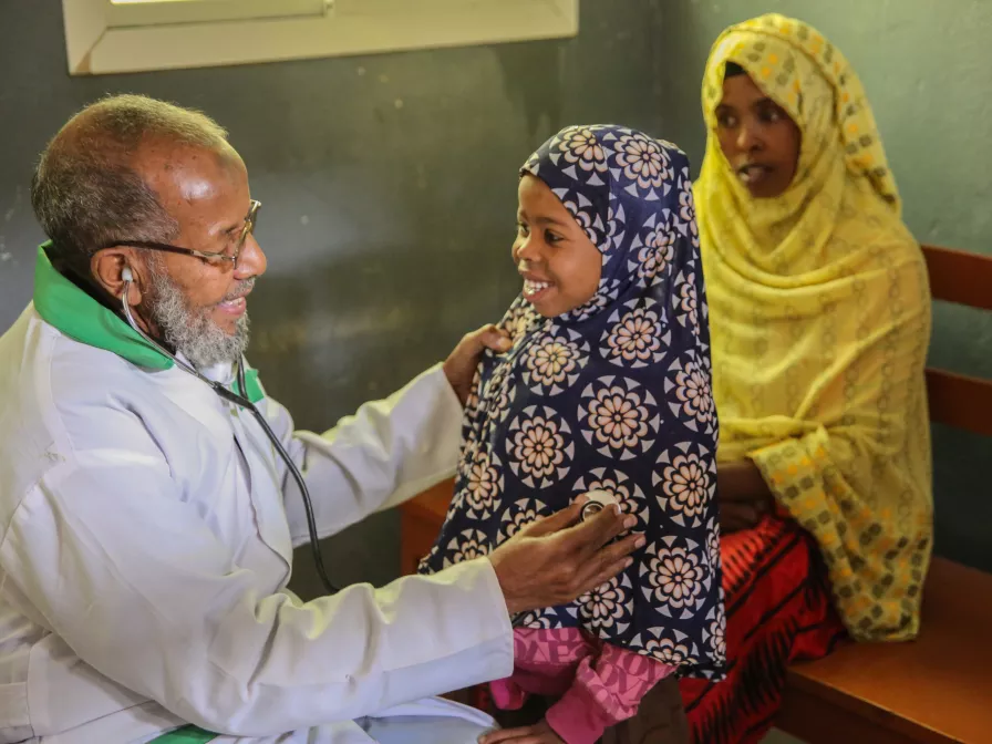 In einer Klinik in Hargeisa, Somaliland, erklärt ein Arzt der kranken Muha einen Tuberkulose-Test. Foto: Stefanie Glinski
