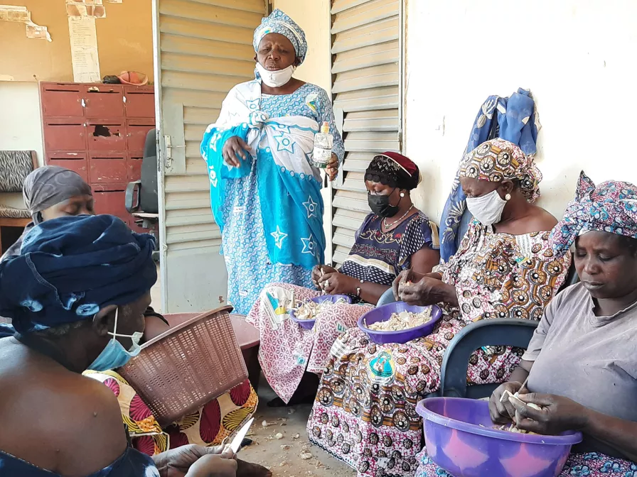 Rebecca mit den Frauen aus der Frauenvereinigung