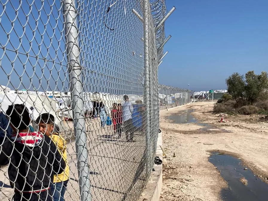 Kinder hinter einem Zaun des Flüchtlingscamps Kara Tepe in Griechenland