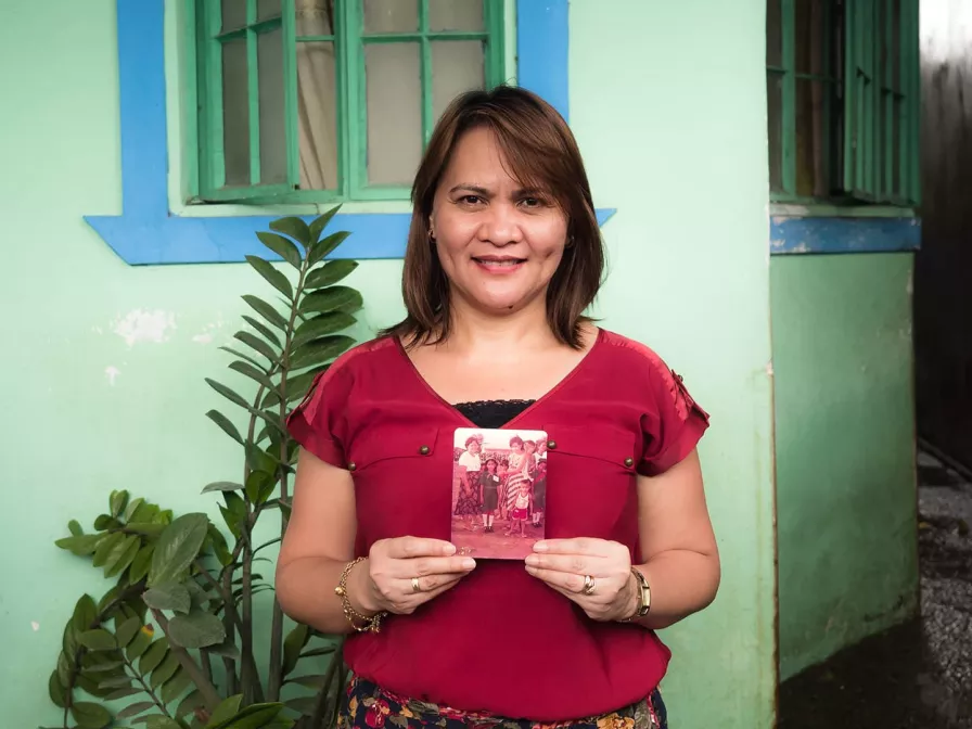 Josephine mit einem Bild aus ihrer Jugend in der Hand