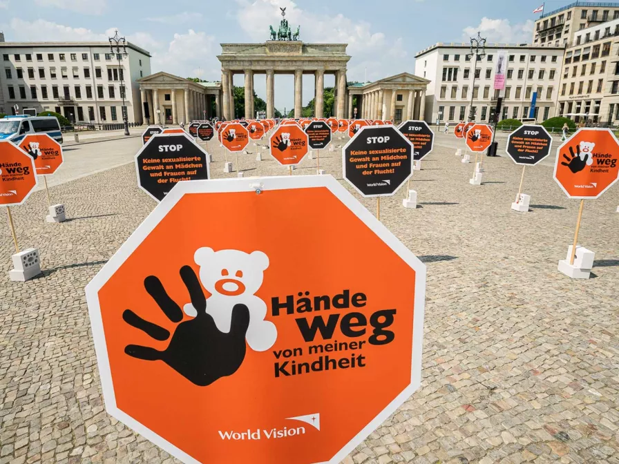 Protestaktion Hände weg von meiner Kindheit