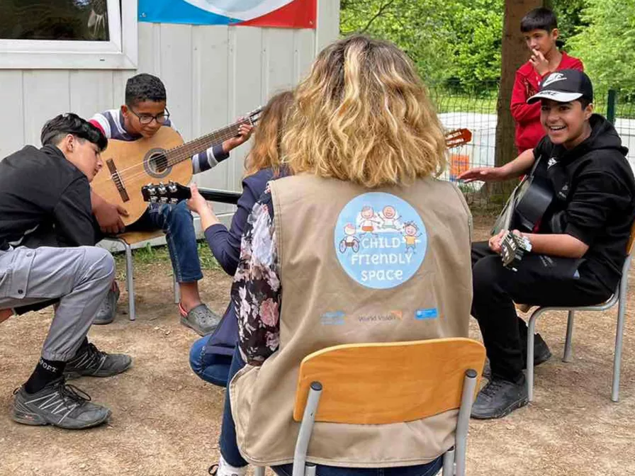 Gitarrenunterricht im Flüchtlingslager