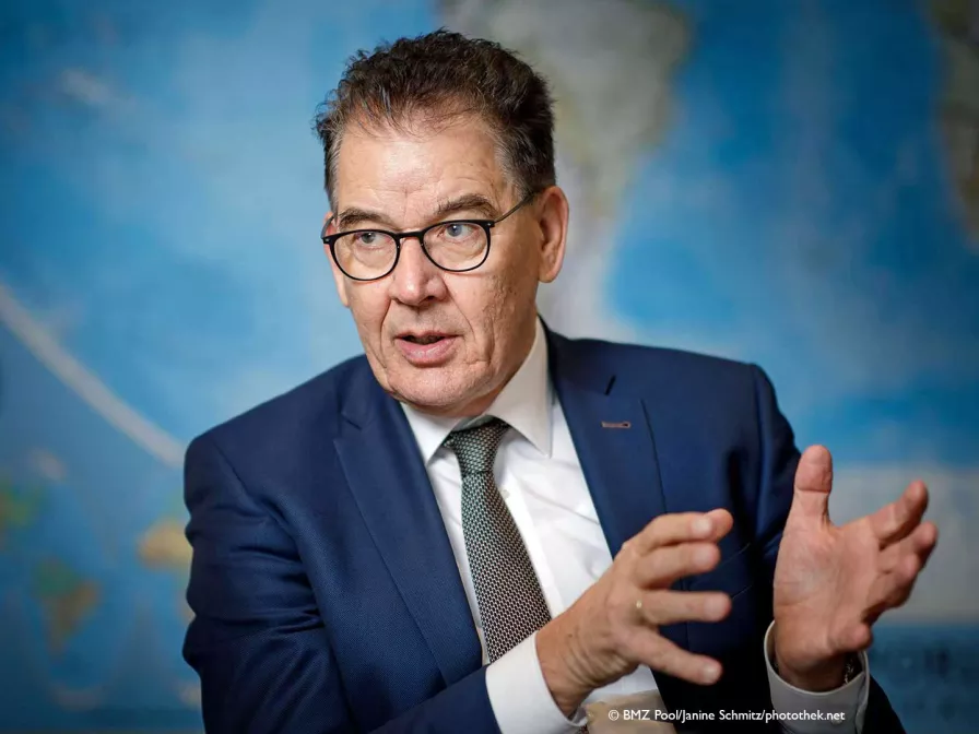 Minister Müller im Interview mit World Vision © BMZ Pool/Janine Schmitz/photothek.net