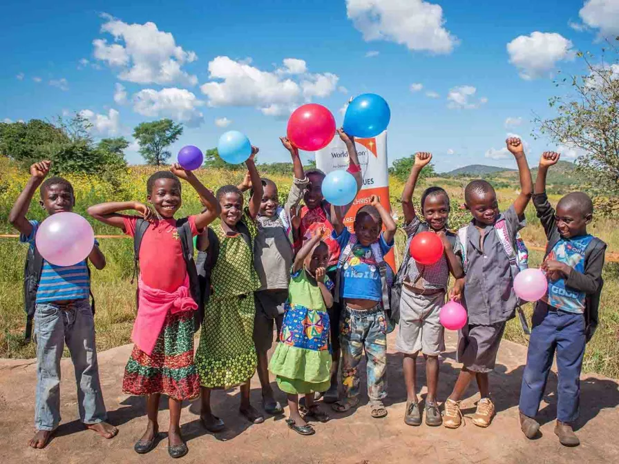Kinder freuen sich über Geschenke, die sie von World Vision erhalten haben