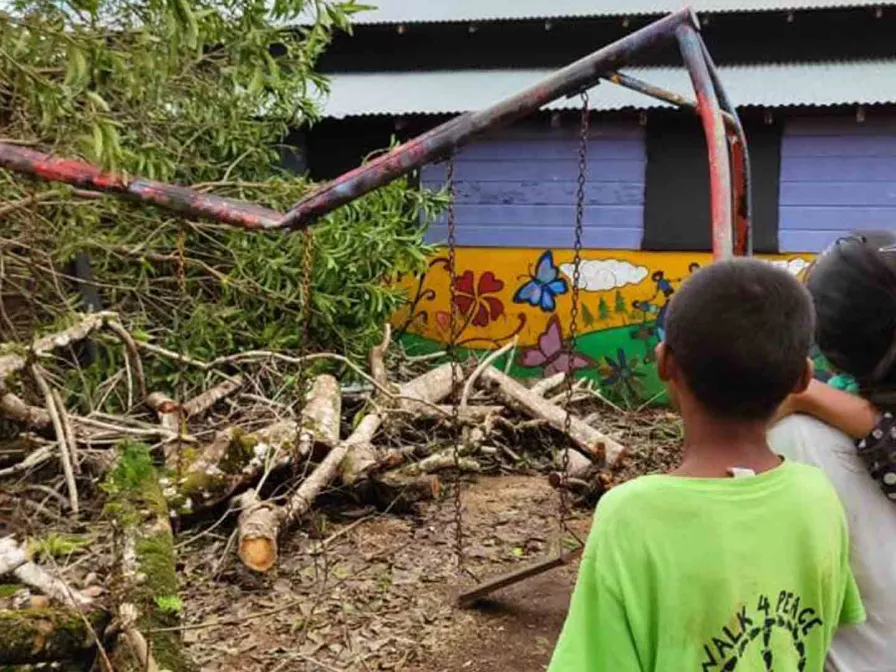 Kinder in Honduras betrachten die durch Hurrican Iota entstandenen Schäden an ihrem Kinderhaus.