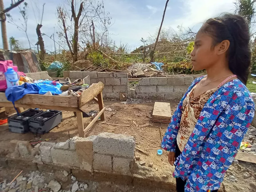 Schwere Verluste durch Taifun Rai: Davijen blickt auf das zerstörte Haus ihrer Familie
